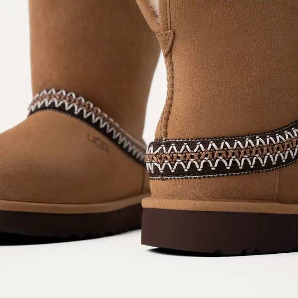 NEW UGG women's classic short crescent boots in chestnut - Picture 9 of 10
